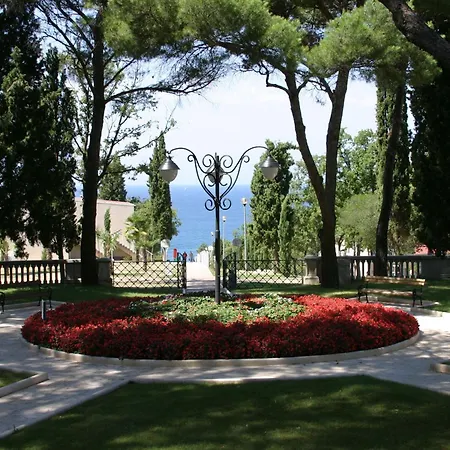 Luxury With A Microwave 2 5km From Historic Apartment Poreč